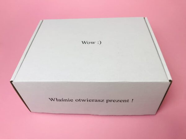 pudełko prezentowe gotowe do wręczenia na prezent