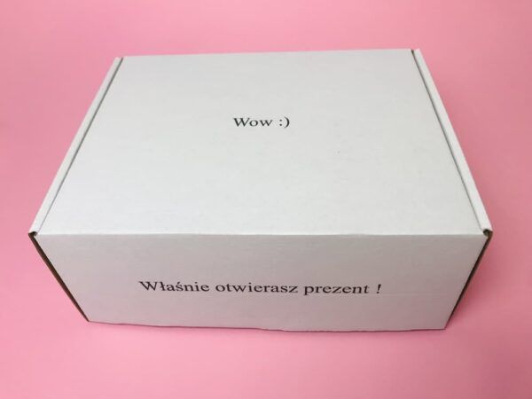 pudełko prezentowe gotowe do wręczenia na prezent